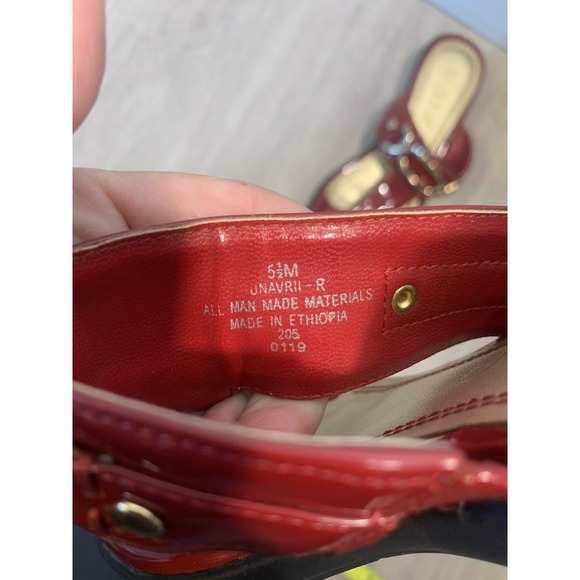 (15) Unisa womens sandals size 5.5 red color and gold - Picture 5 of 6